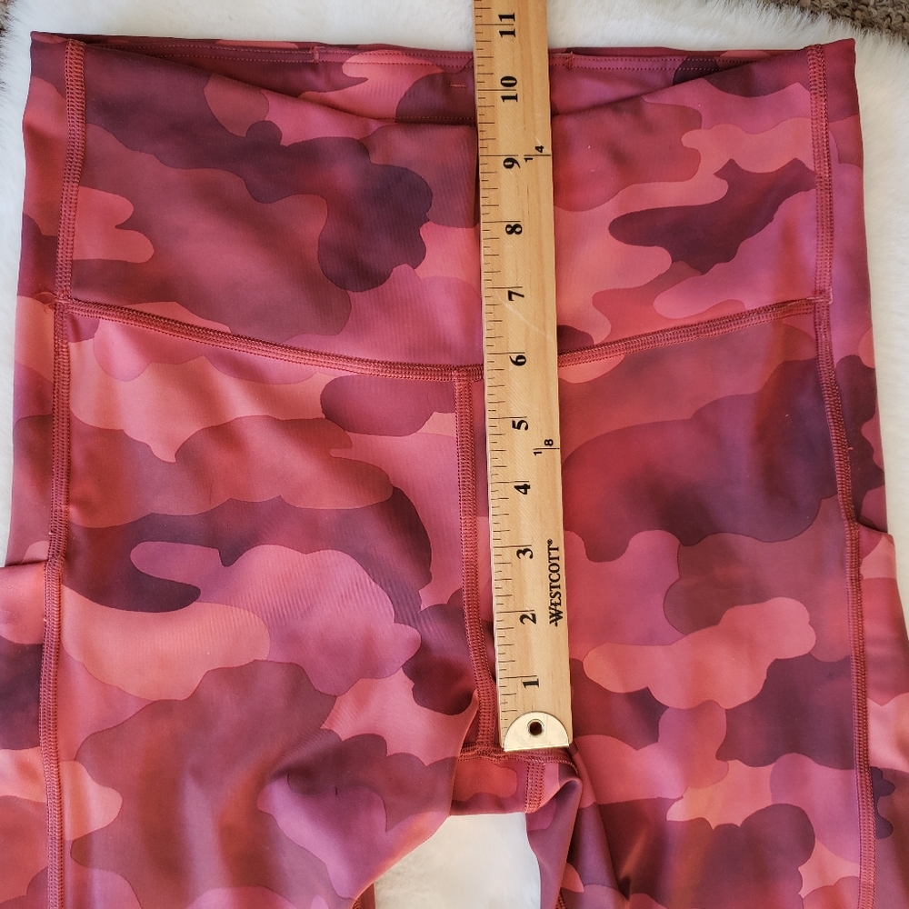 Athleta Ultimate Stash Pocket Printed 7/8 Tight Leggings Red Pink Camo Small - Picture 11 of 16